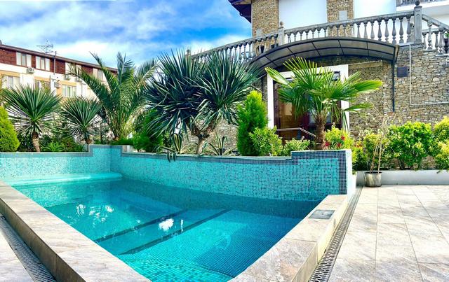 Апартаменты с теплым бассейном в центре Сириуса